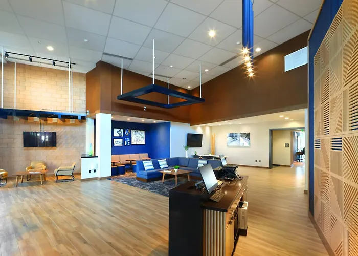 Hyatt Place Phoenix 3*