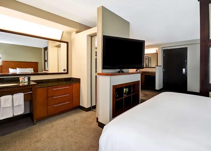 Hyatt Place Phoenix 3*