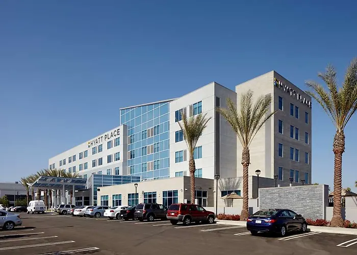 Hyatt Place Phoenix 3*